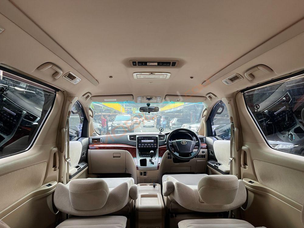 Mobil Toyota Alphard 2009