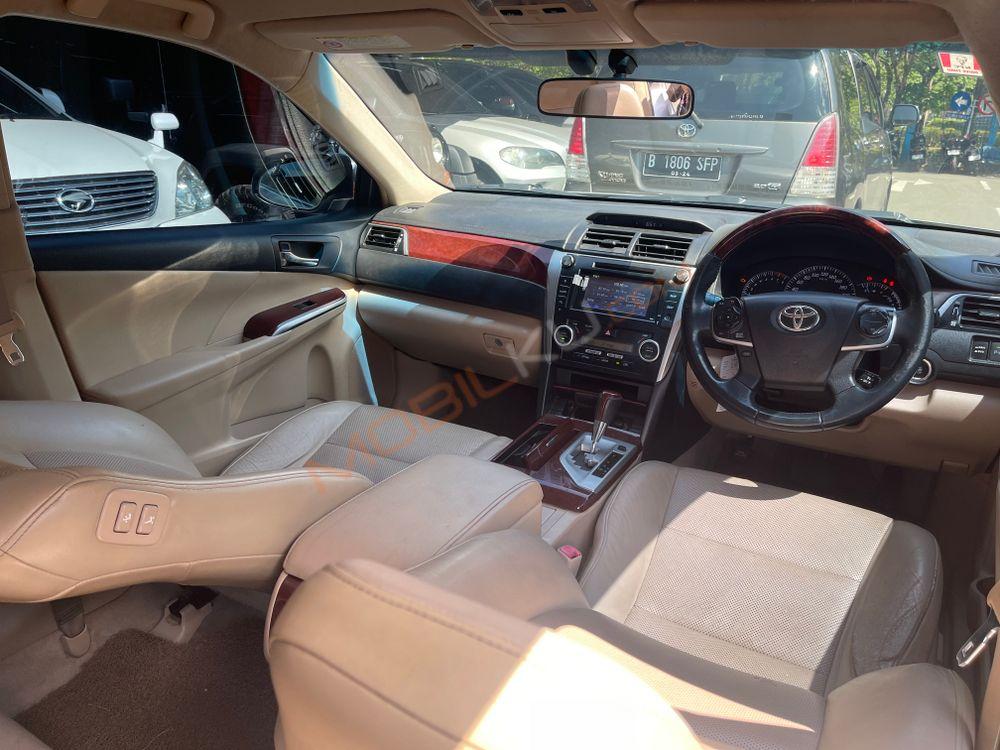 Mobil Toyota Camry 2013