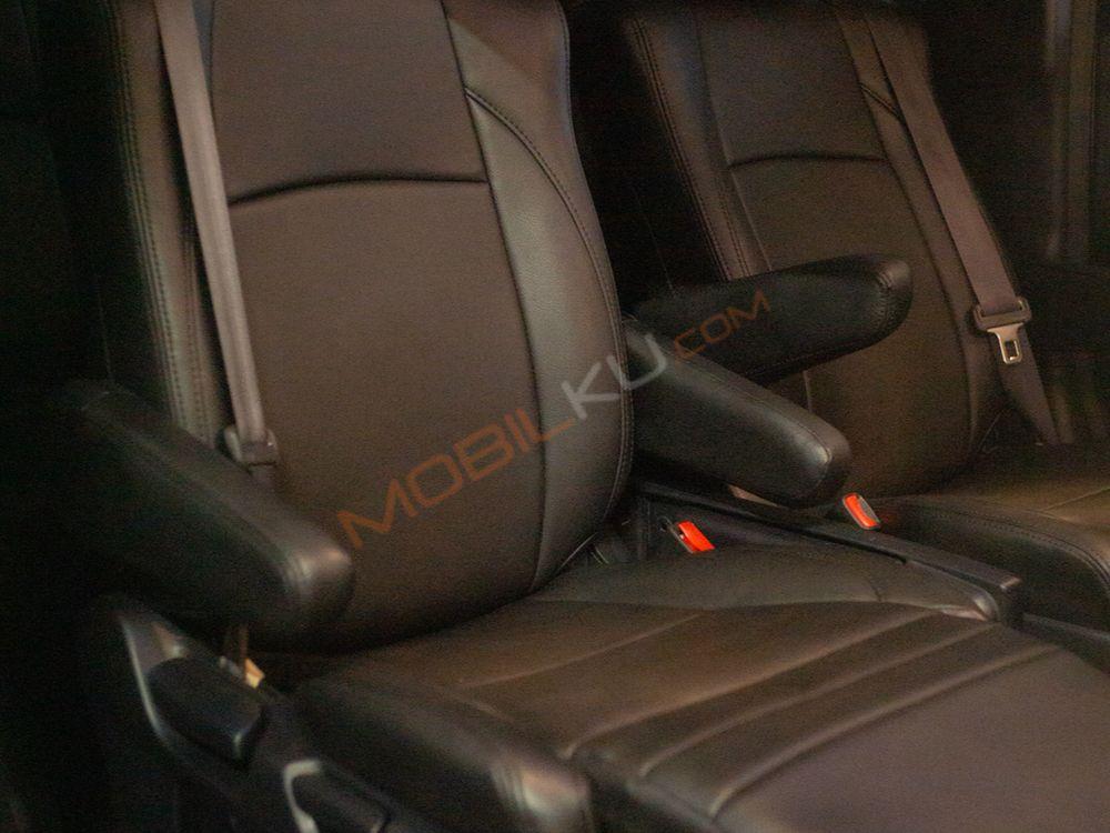 Mobil Toyota Vellfire 2011