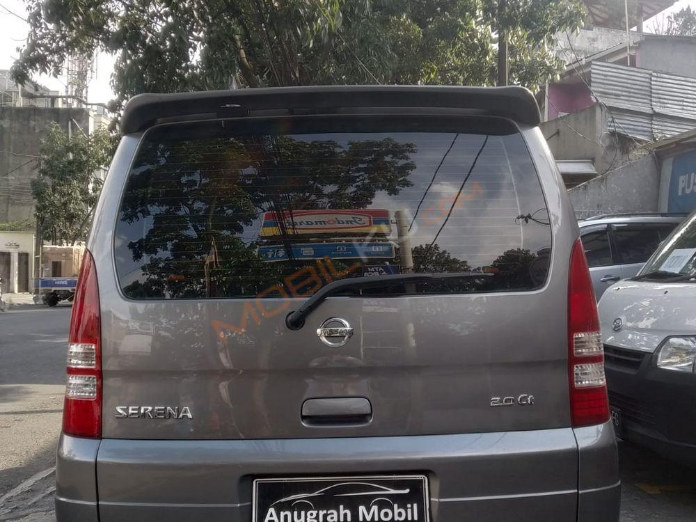 Mobil Nissan Serena 2012