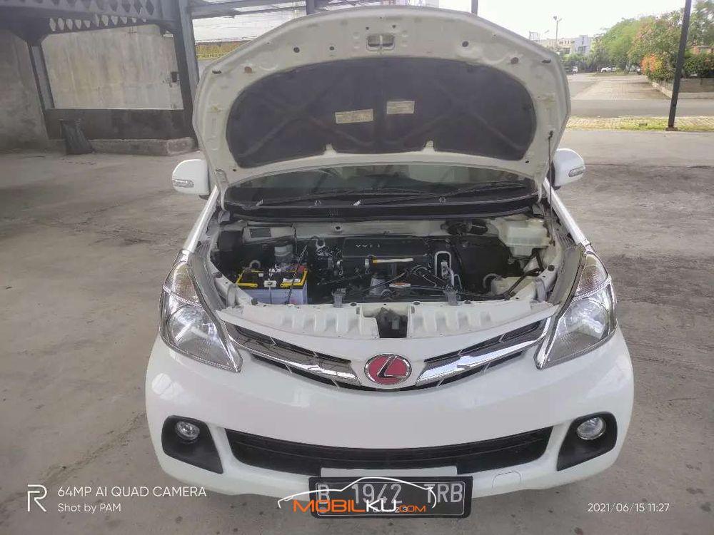 Mobil Daihatsu Xenia 2013