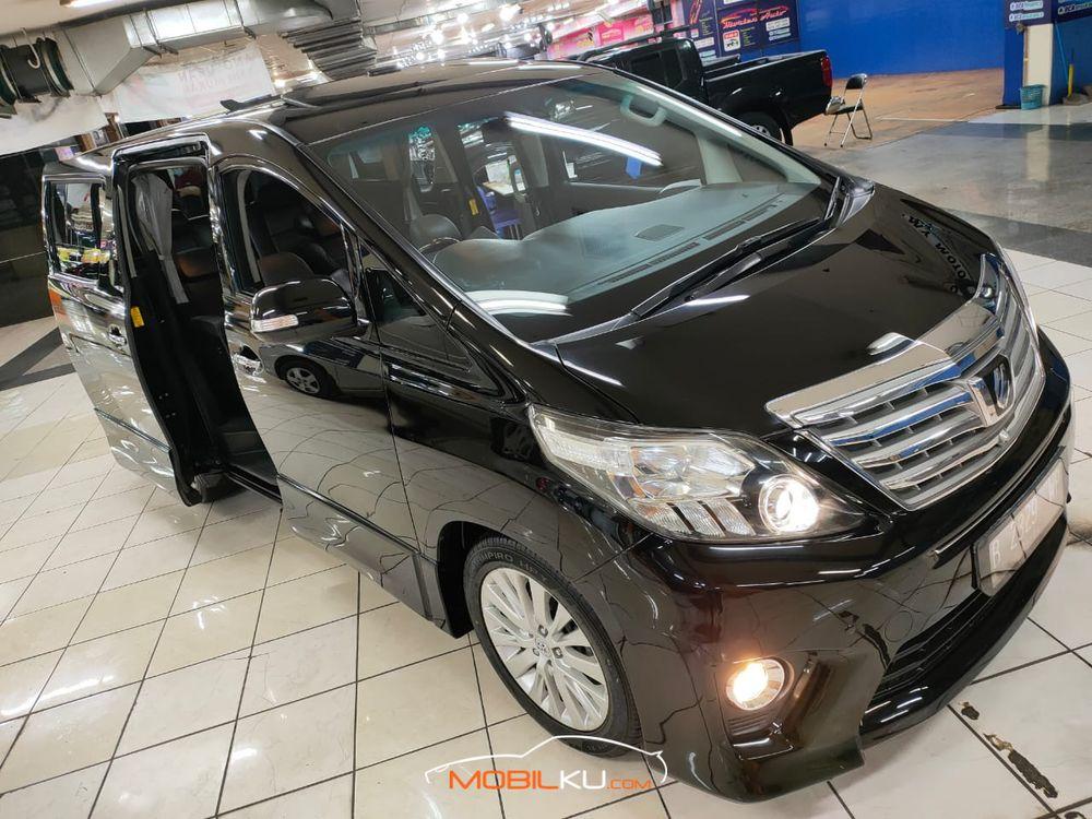 Mobil Toyota Alphard 2013