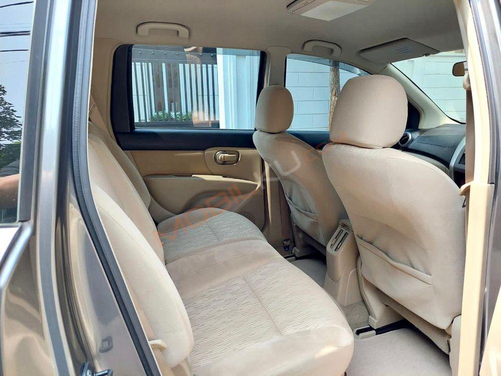 Mobil Nissan Grand Livina 2013