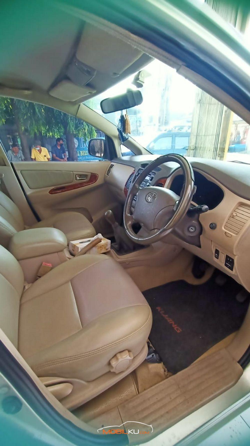 Mobil Toyota Kijang Innova 2007