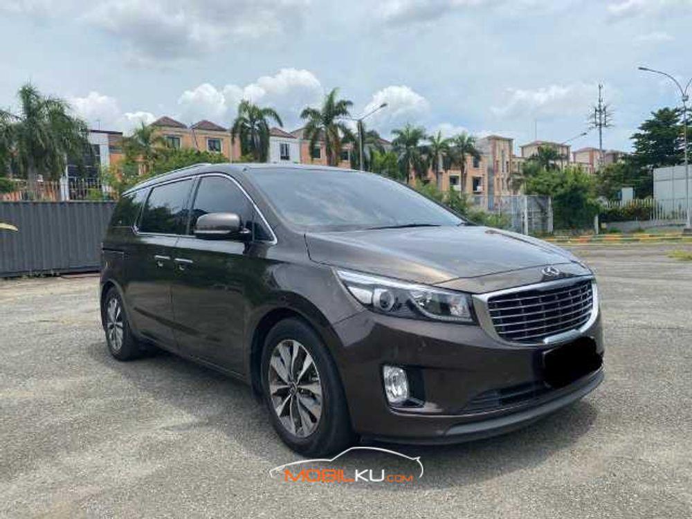 Mobil Kia Sedona 2017