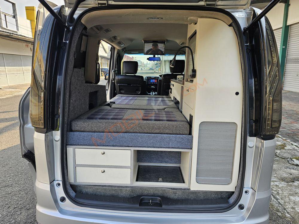 Mobil Nissan Serena 2017