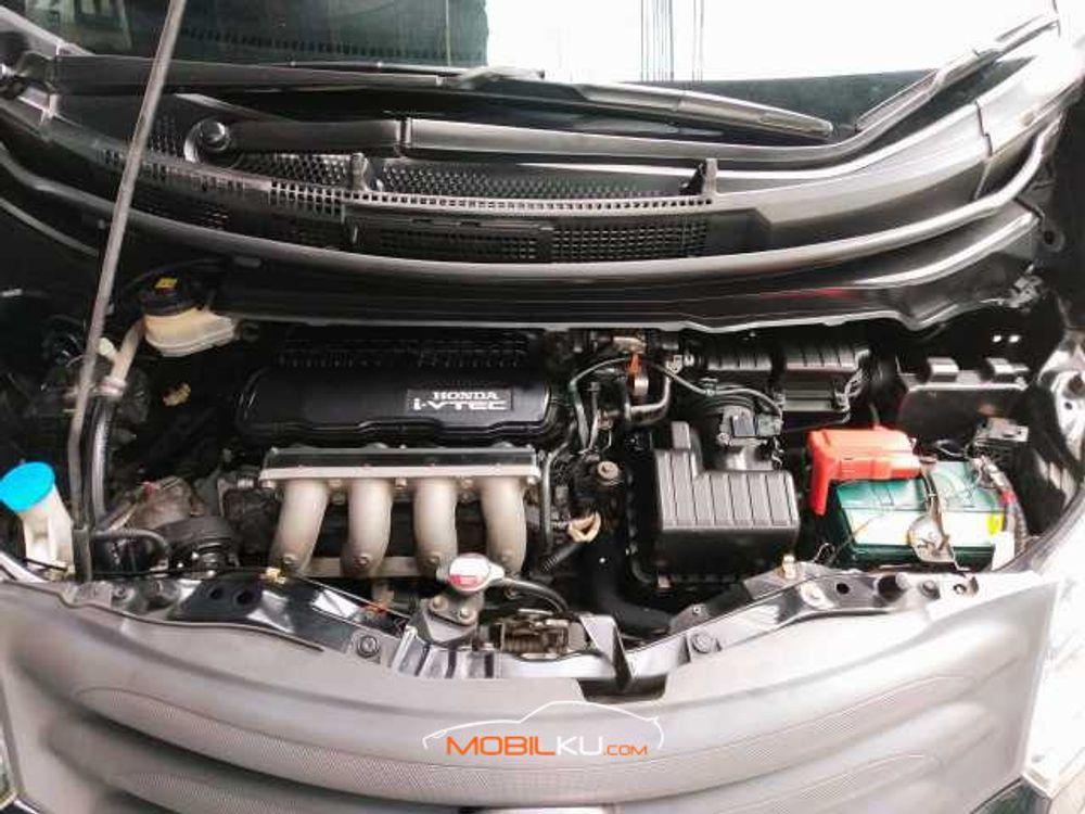 Mobil Honda Freed 2011