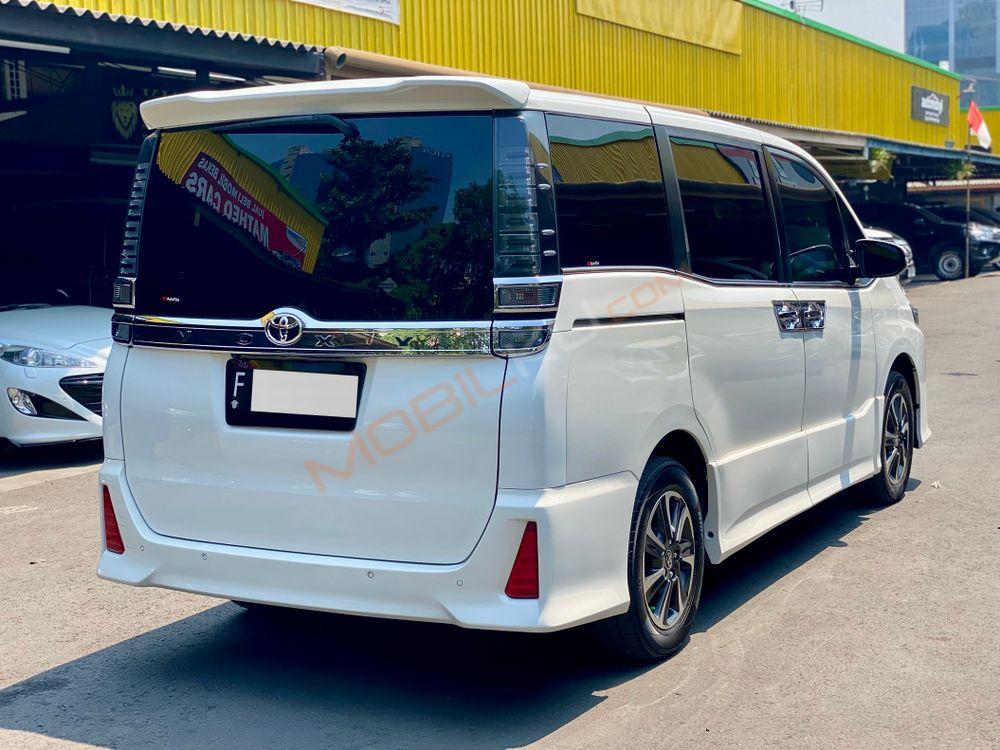 Mobil Toyota Voxy 2019