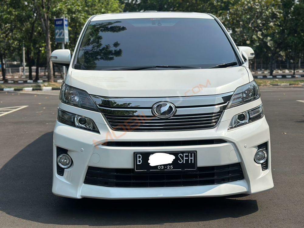 Mobil Toyota Vellfire 2014