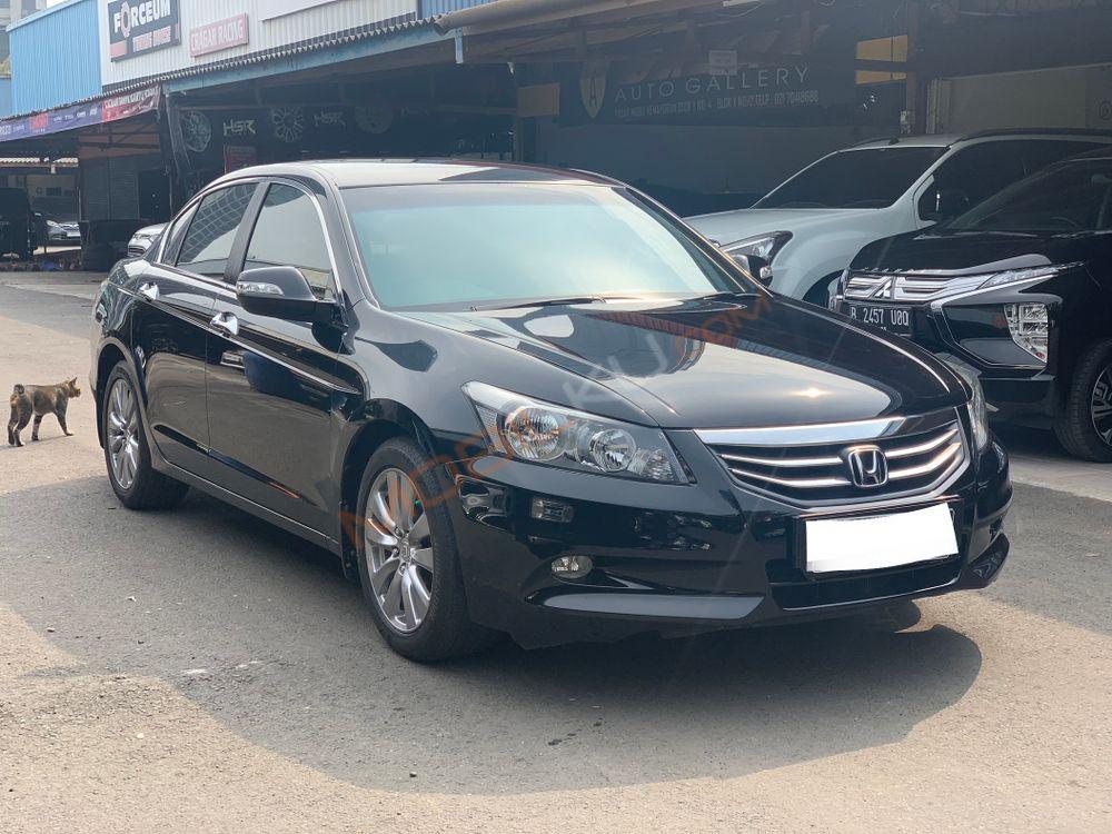 Mobil Honda Accord 2011