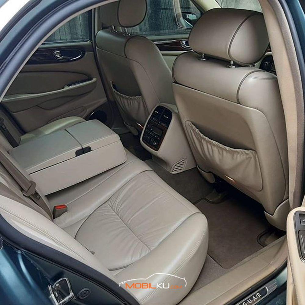 Mobil Jaguar XJ 2004
