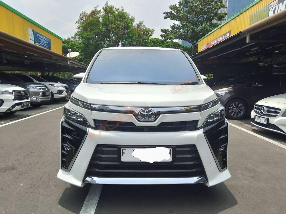 Mobil Toyota Voxy 2019