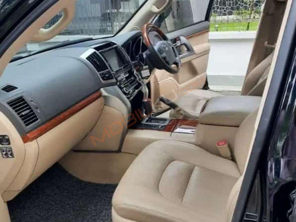 Mobil Toyota Land Cruiser 2012