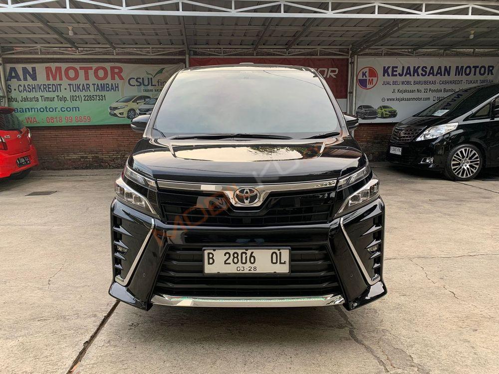 Mobil Toyota Voxy 2018