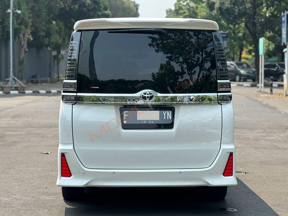 Mobil Toyota Voxy 2019