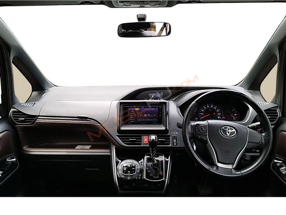 Mobil Toyota Voxy 2019