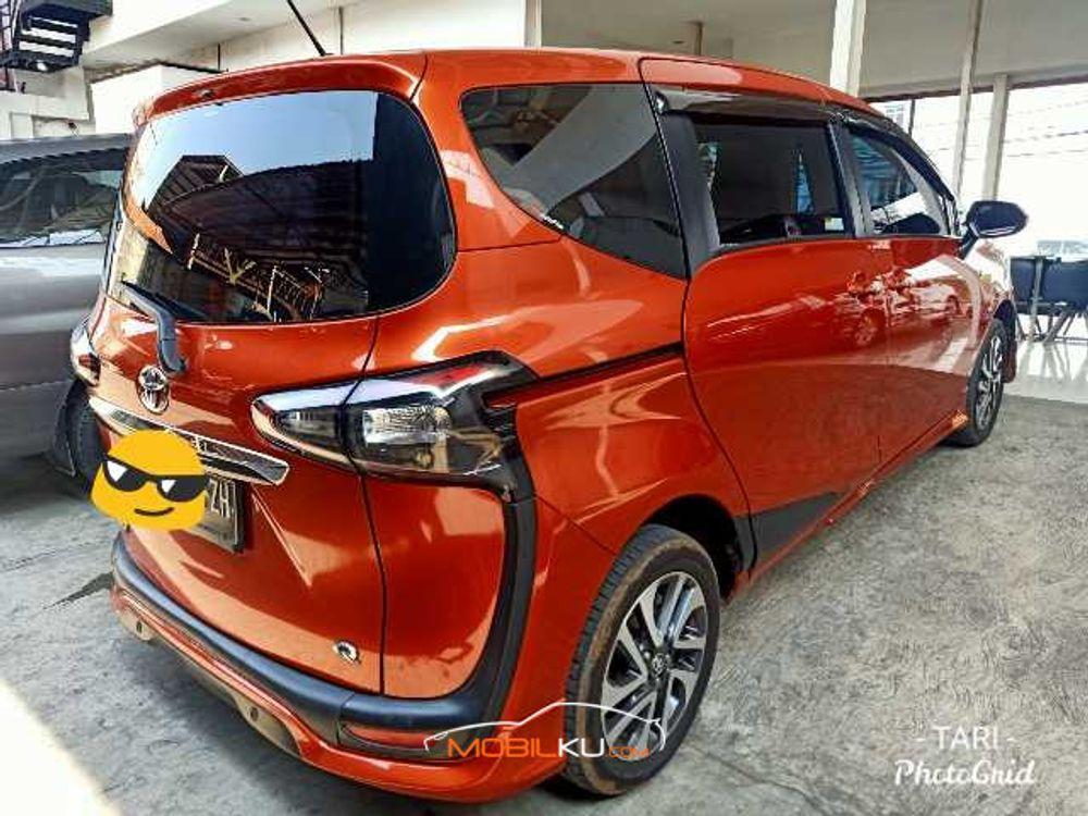 Mobil Toyota Sienta 2016