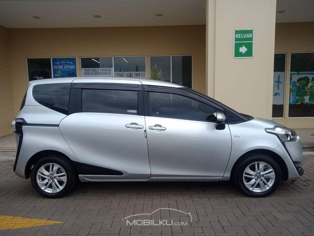 Mobil Toyota Sienta 2016