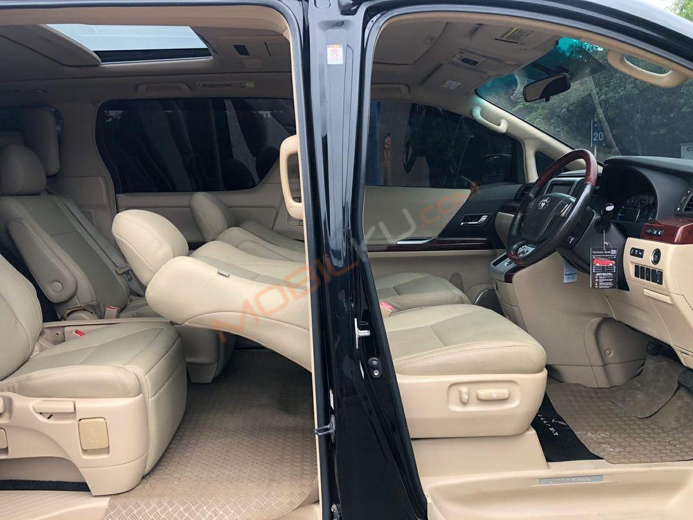 Mobil Toyota Vellfire 2010