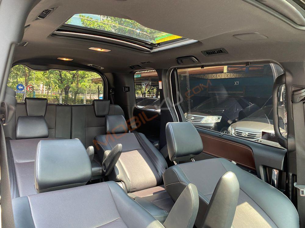Mobil Toyota Voxy 2019