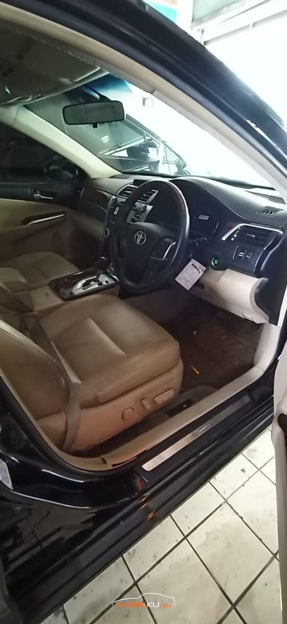 Mobil Toyota Camry 2012