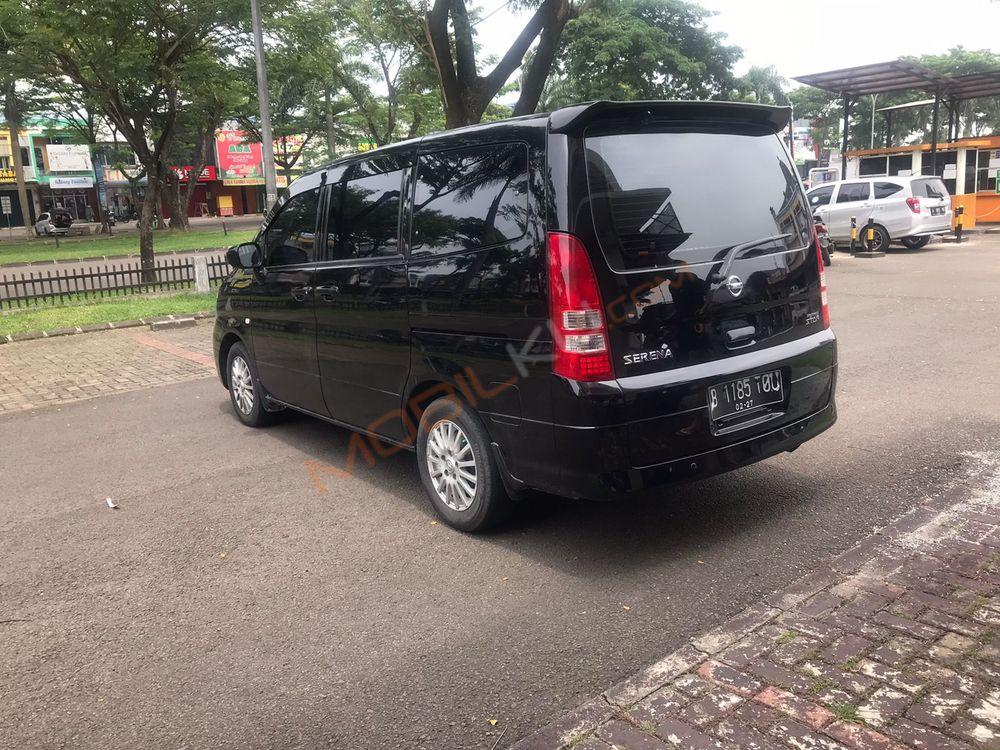 Mobil Nissan Serena 2012
