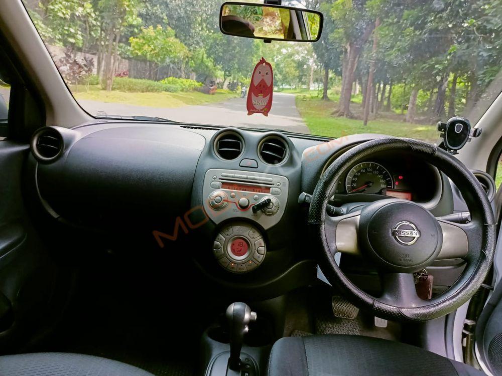 Mobil Nissan March 2011