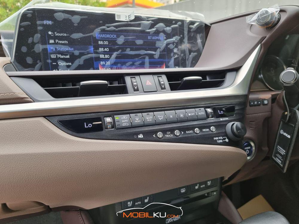 Mobil Lexus ES 2019