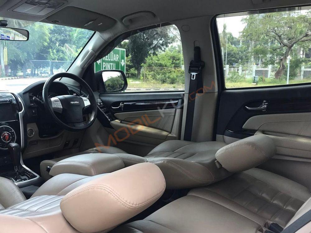 Mobil Isuzu MU-X 2017