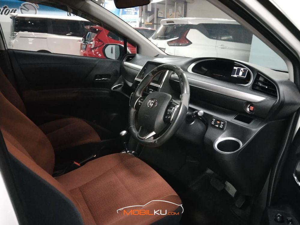 Mobil Toyota Sienta 2019