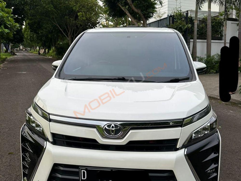 Mobil Toyota Voxy 2018