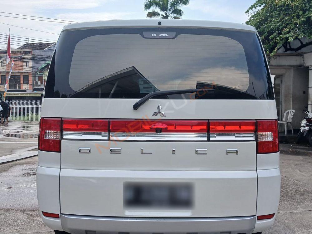 Mobil Mitsubishi Delica 2015