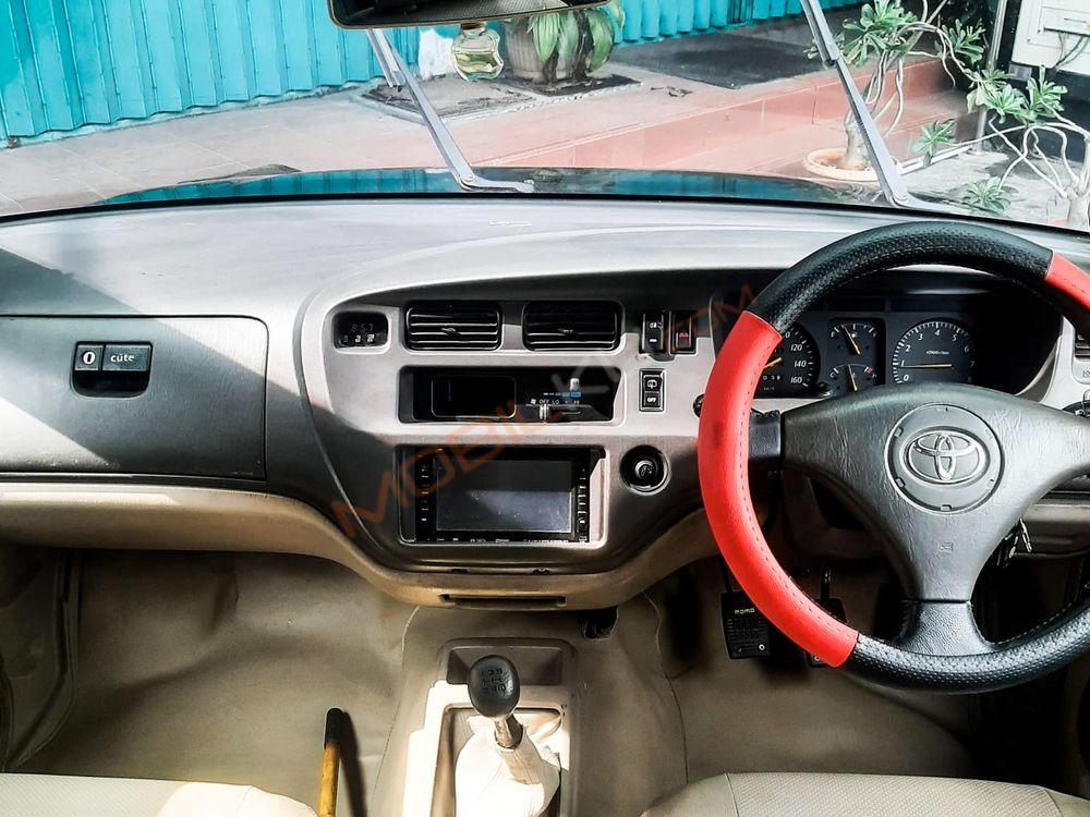 Mobil Toyota Kijang 2004