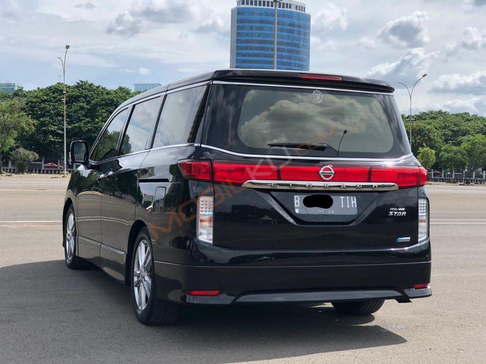 Mobil Nissan Elgrand 2013