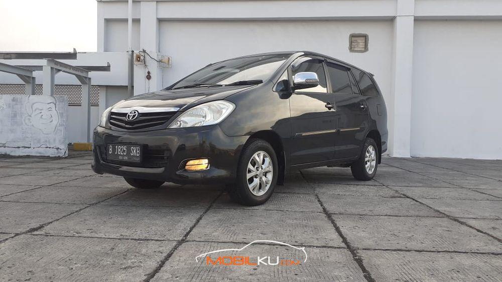 Mobil Toyota Kijang Innova 2010