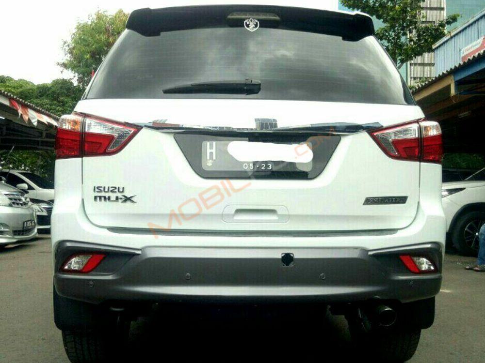 Mobil Isuzu MU-X 2017