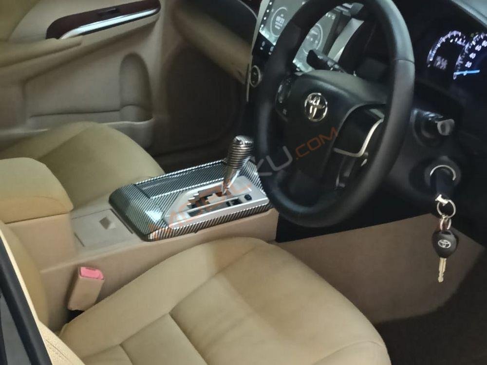 Mobil Toyota Camry 2012