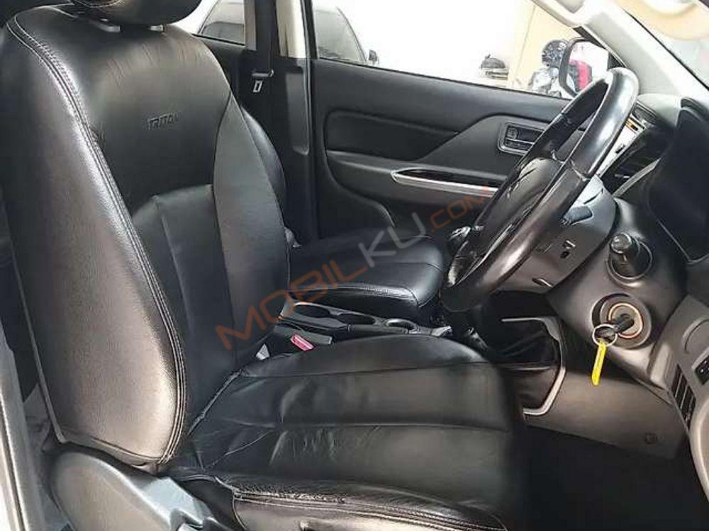 Mobil Mitsubishi Triton 2017