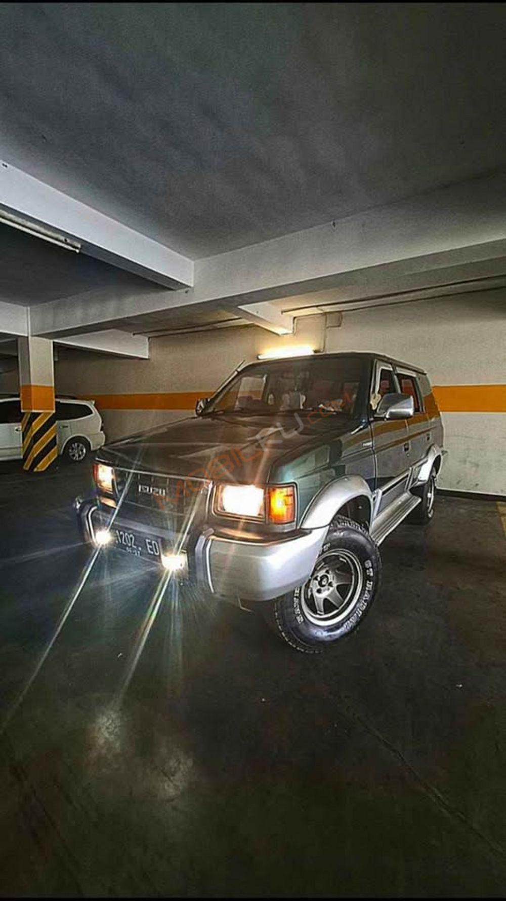 Mobil Isuzu Panther 1999