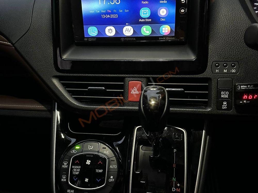 Mobil Toyota Voxy 2018