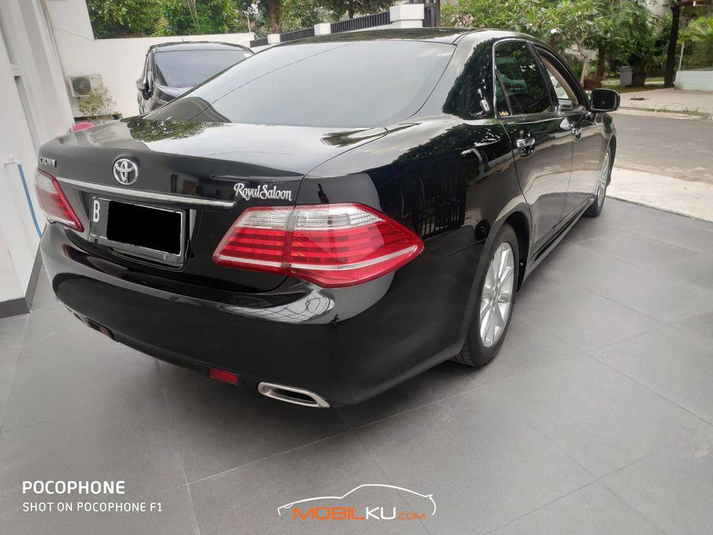 Mobil Toyota Crown 2010