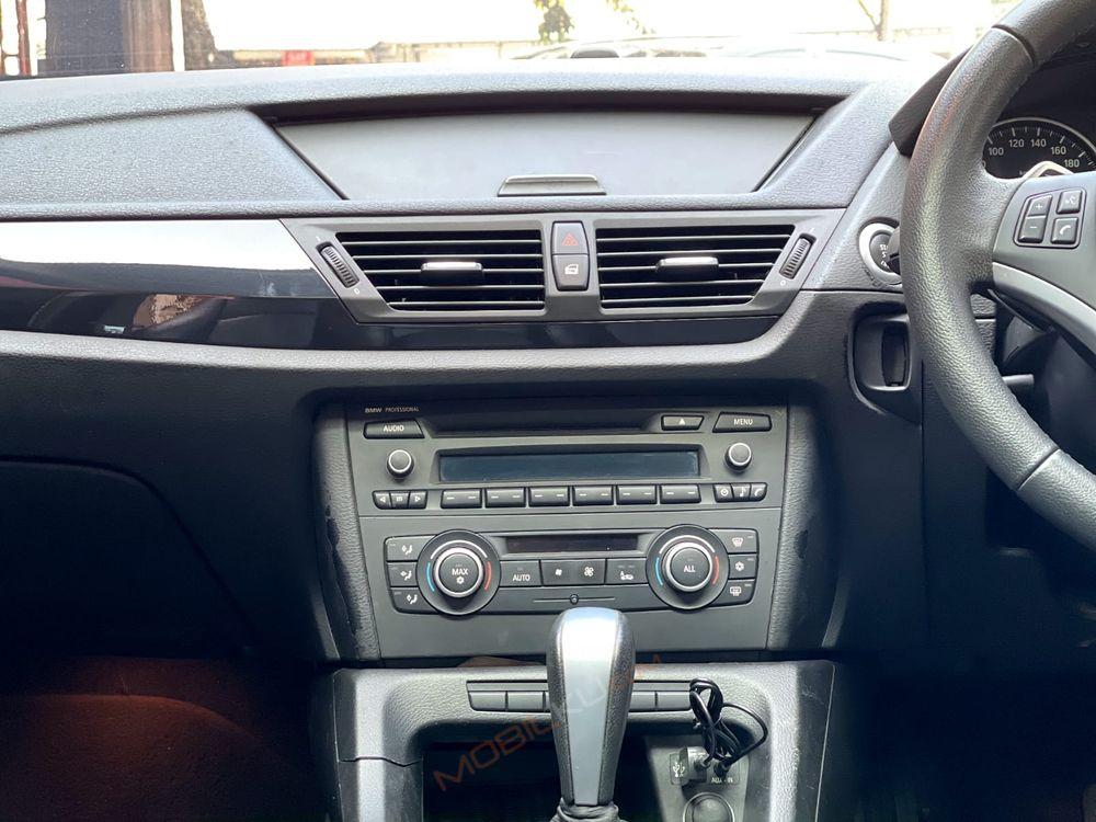 Mobil BMW X1 2012