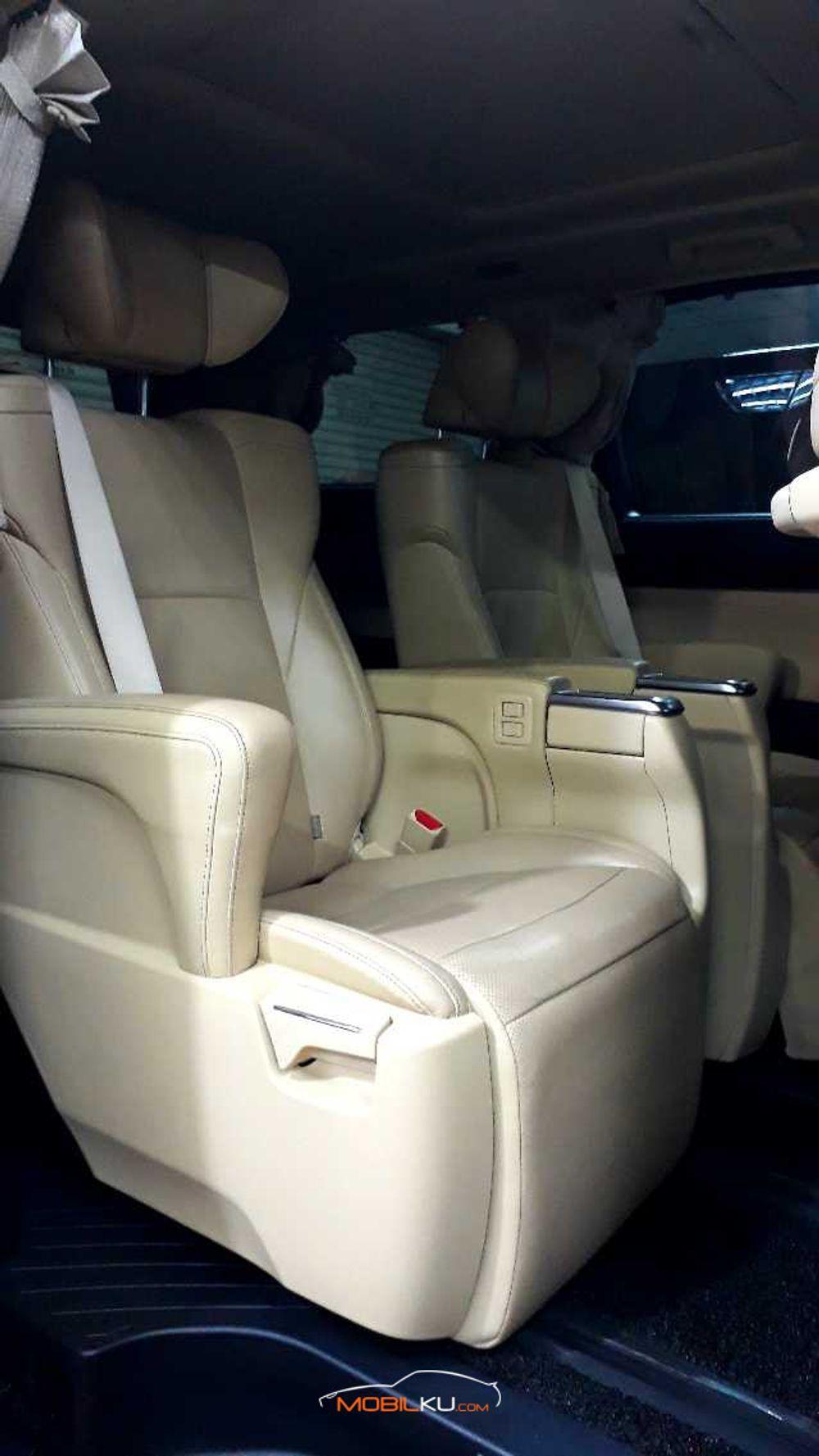 Mobil Toyota Alphard 2015
