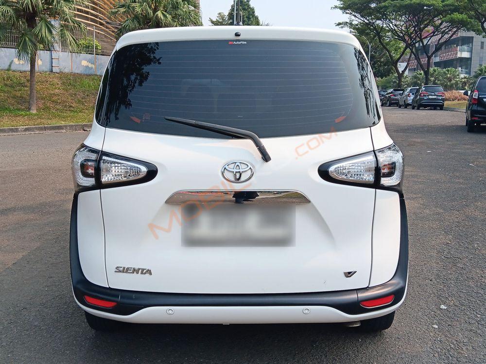 Mobil Toyota Sienta 2018