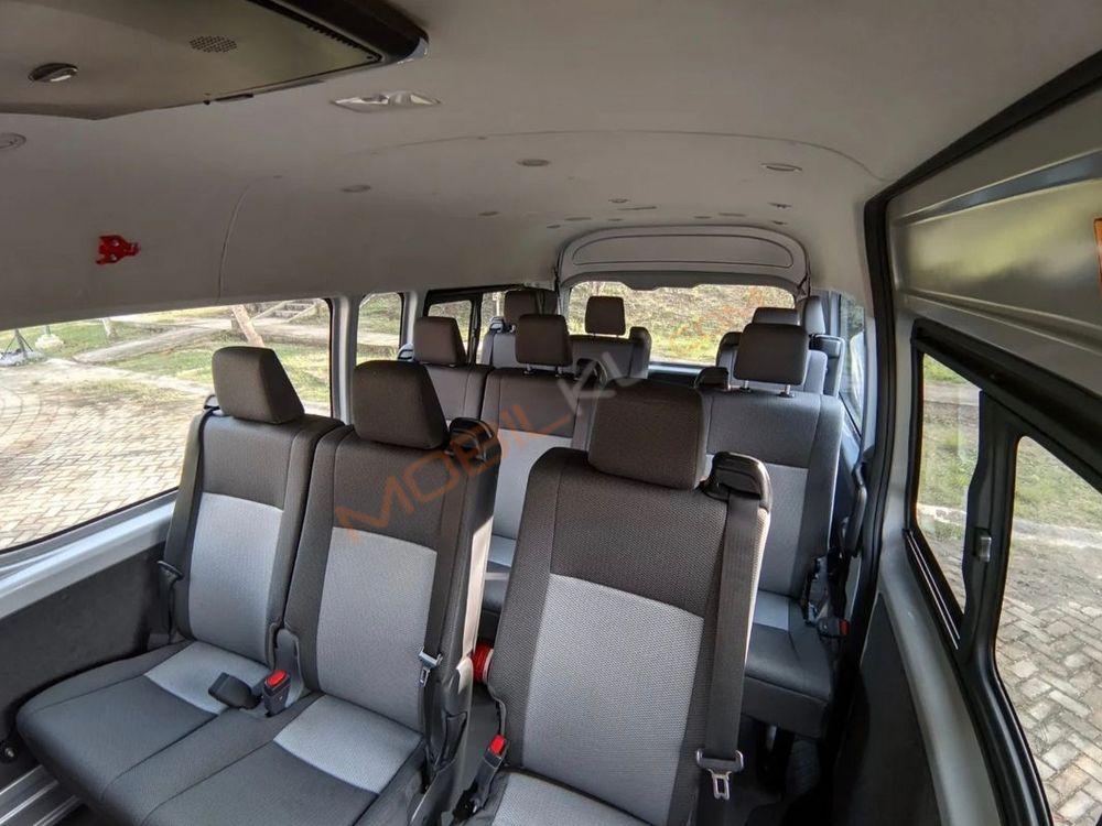 Mobil Toyota HiAce 2022