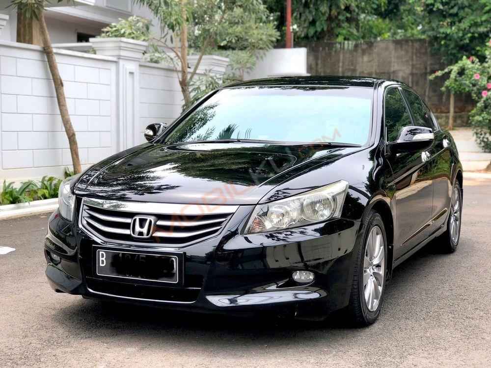 Mobil Honda Accord 2011