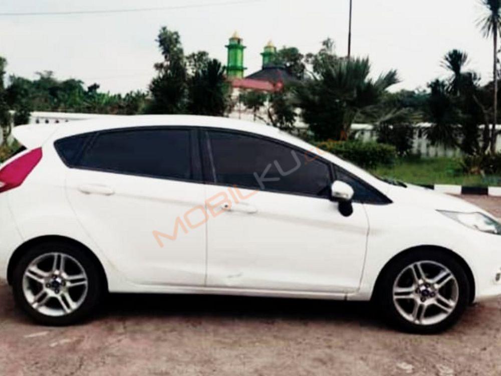 Mobil Ford Fiesta 2013