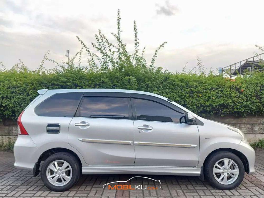 Mobil Toyota Avanza 2013