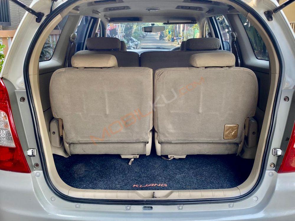 Mobil Toyota Kijang Innova 2005