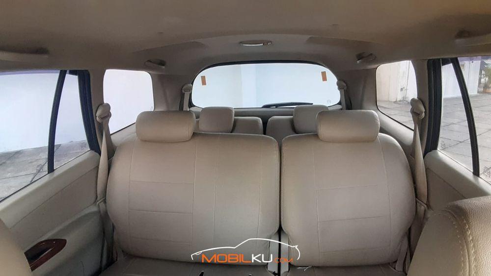Mobil Toyota Kijang Innova 2010